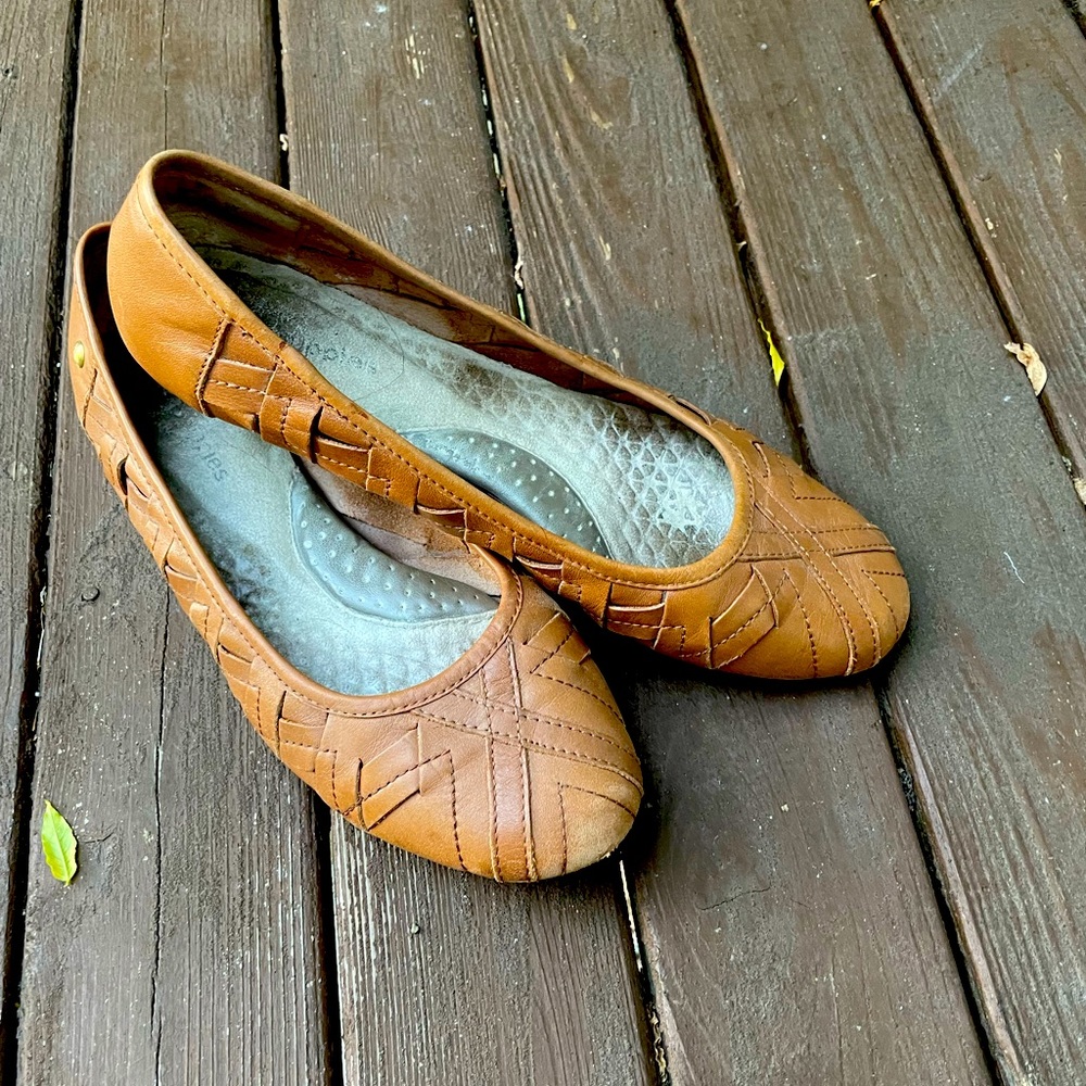 Hush Puppies woven design flats size 8.5